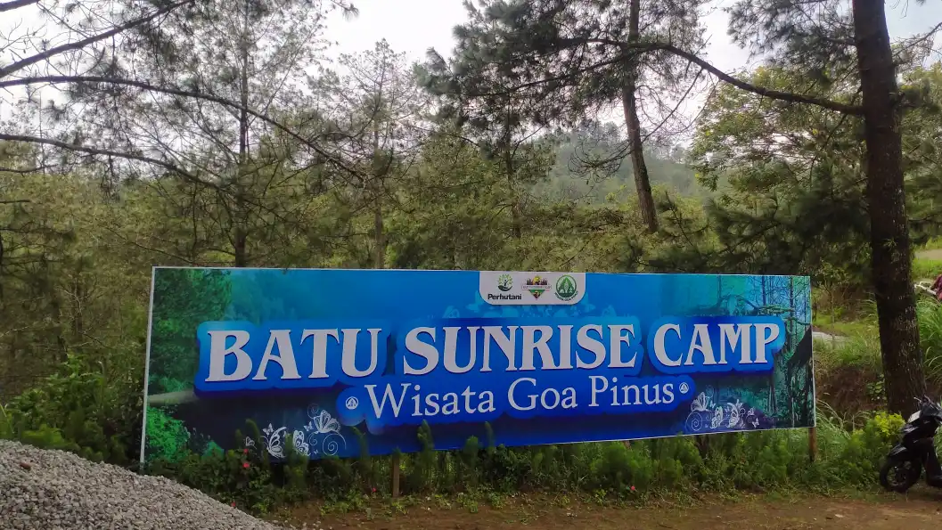 Wisatawan menikmati wahana seru dari ketinggian